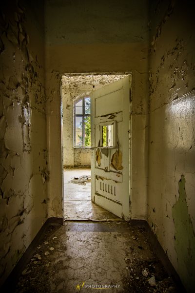 Ein Zimmer mit einer Tür und einem Fenster